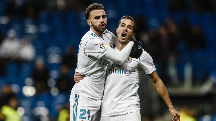 Reals Lucas Vazquez Iglesias (r.) jubelt über sein Tor zum zwischenzeitlichen 2:1 mit seinem Kollegen Borja Mayoral (l.).