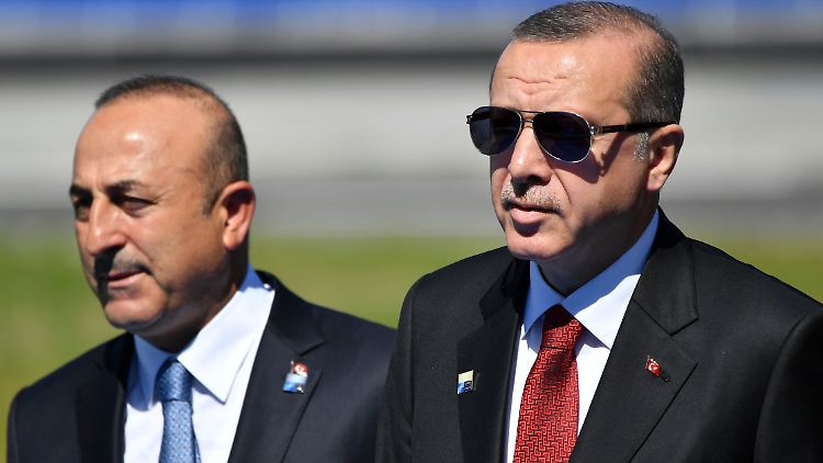 Der türkische Präsident Erdogan (r.) bereitet sich laut seinem Außenminister Cavusoglu (l.) auf ein Treffen mit Angela Merkel vor.