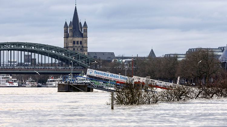Hochwasser am Rheinufer in Köln.  