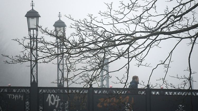 Der graue Himmel kann aufs Gemüt schlagen. Viele Menschen leiden unter einer Winterdepression - und das nicht nur am "Blue Monday".