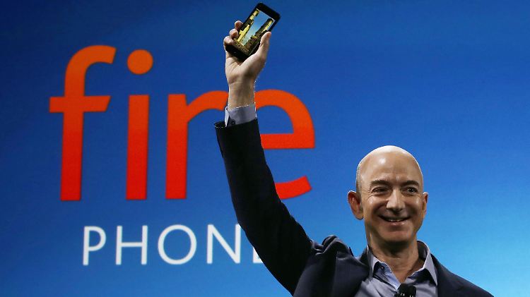 Für einen kurzen Zeitraum - von Mitte 2014 bis Mitte 2015 - verkaufte Amazon auch ein eigenes Smartphone - Fire Phone genannt.