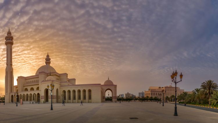 Bahrain zeigt Kulissen schicker arabischer Moderne - wie die prächtige Al-Fatih-Moschee im Abendlicht.