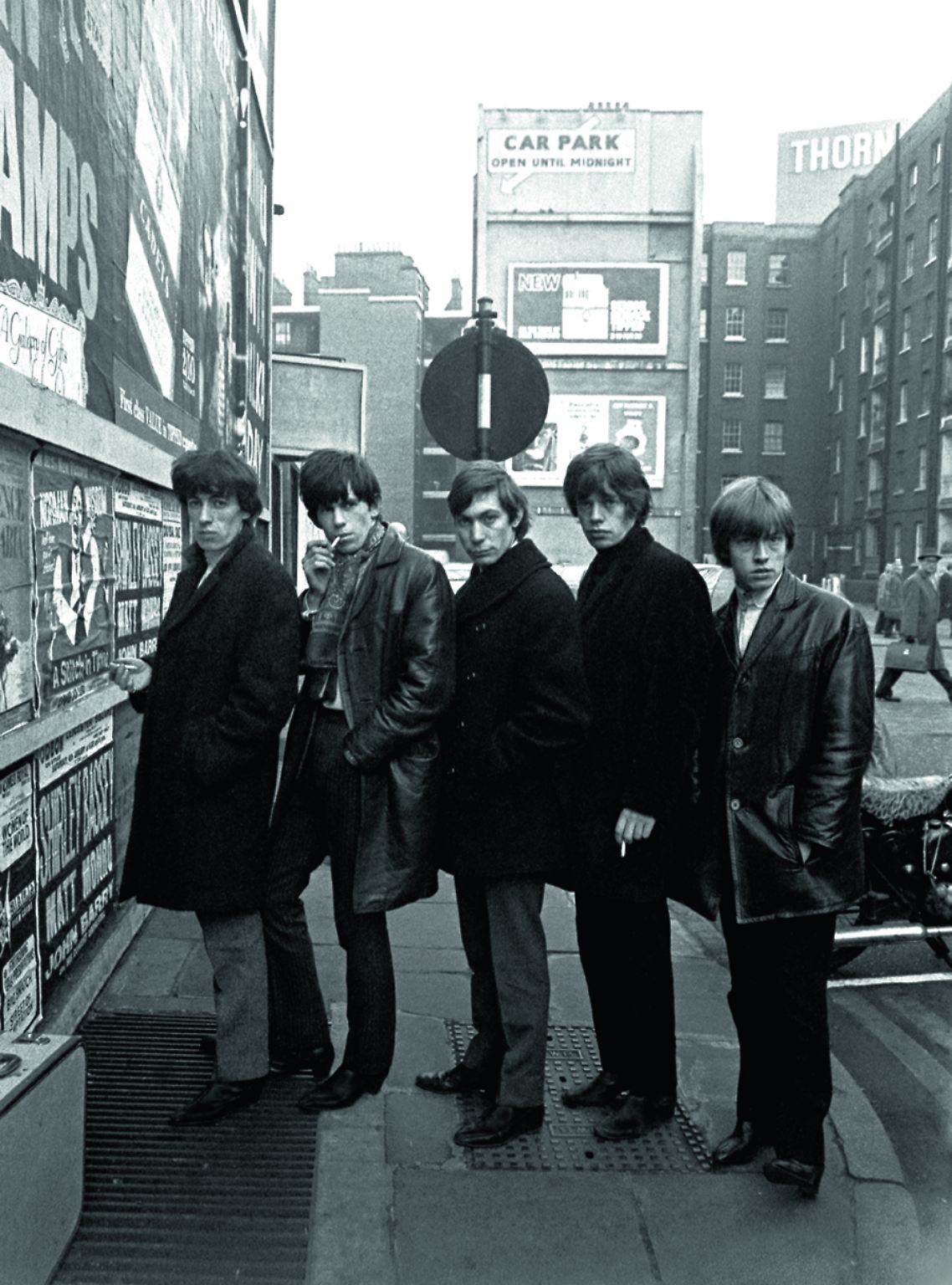 Als die Rolling Stones anfingen, die Welt zu erobern, wurden sie von zwei jungen Fotografen - Terry O'Neill und Gered Mankowitz - begleitet. Was sie auf Bildern festhielten, ist zu sehen in "Breaking Stones 1963 - 1965". Die Fotos werden ergänzt durch Zitate und Zeitungsartikel aus jener Zeit.