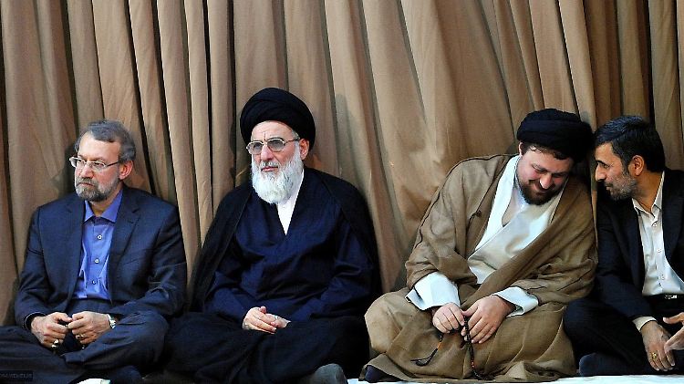 Ayatollah Mahmud Schahrudi (2.v.l.) soll für zahlreiche Todesurteile im Iran verantwortlich sein.