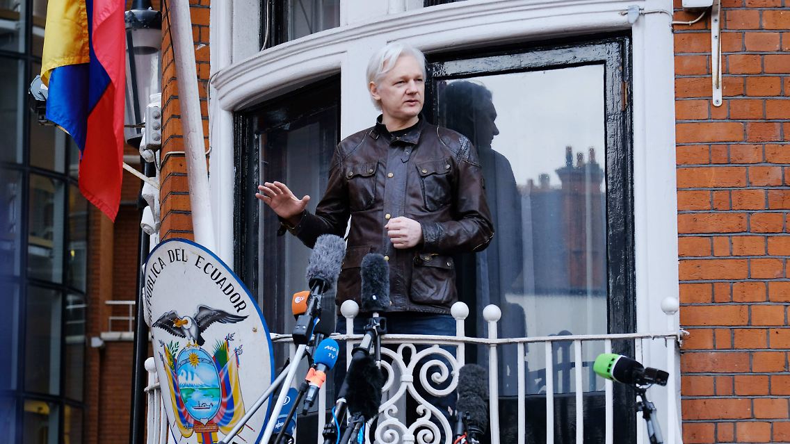 Julian Assange - will irgendwann den Balkon der ecuadorianischen Botschaft verlassen.