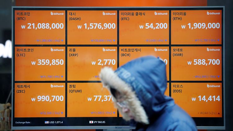 In einem Schaufenster in Seoul können Fußgänger die aktuellen Kurse der Digitalwährungen sehen.