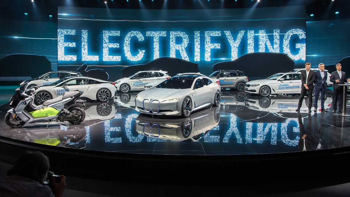 Bis 2025 wollen die Bayern 25 elektrifizierte Modelle auf den Markt bringen, zwölf davon rein batteriebetrieben.
