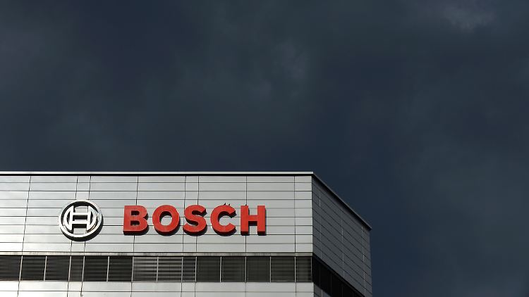 Dunkle Wolken über der Bosch-Zentrale in Stuttgart.