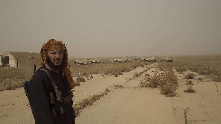 Hier könnten bald wieder Assads Truppen stehen: ein Dschihadist auf der Airbase Abu Duhur nach der Eroberung 2015.