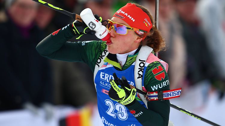 Da hilft auch der Schluck aus der Pulle nicht: Laura Dahlmeier fährt in Ruhpolding nur auf Platz 48.