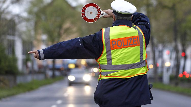 An einer solchen Polizeikontrolle hatte der 19-jährige Autofahrer anscheinend kein Interesse.