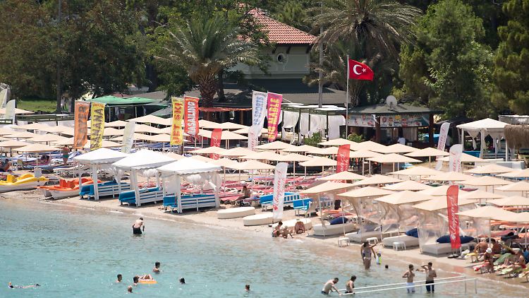 Touristen an einem Badestrand in Kemer im Juli 2016 - das war das schwierigste Jahr für die türkische Tourismusindustrie.