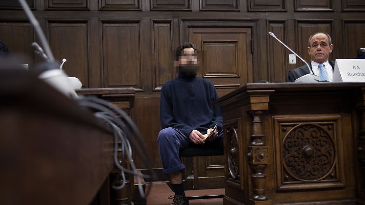Ahmad A. sitzt im Gerichtssaal neben seinem Anwalt.