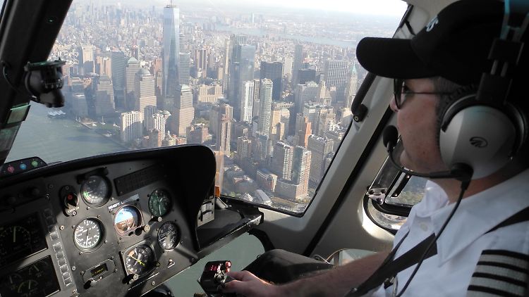 Der Helikopterpilot Vadim Vagopow steuert einen Eurocopter "AS 350 B2" über New York. Im Hintergrund ist die Skyline mit dem "One World Trade Center" zu sehen.