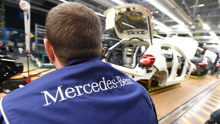 Obwohl auch die Konkurrenz Rekordzahlen meldet, hat Mercedes auch 2017 die Nase vor. 