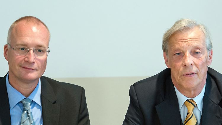 Armin Hempel (re.) erklärt den AfD-Parteitag in Niedersachsen für abgesagt.  "Stimmt nicht", meint Landesvize Jörn König (li.).