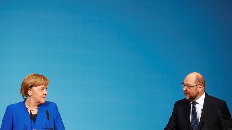 Kanzlerin Angela Merkel und SPD-Chef Martin Schulz wollen die Große Koalition. Ob sie auch kommt, hängt vom Votum der SPD-Mitglieder ab.