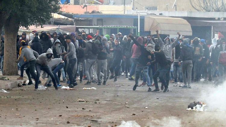Sieben Jahre nach der Revolution gehen Menschen in Tunesien, wie hier in Tebourba, wieder auf die Straße - gegen steigende Preise und Steuererhöhungen.