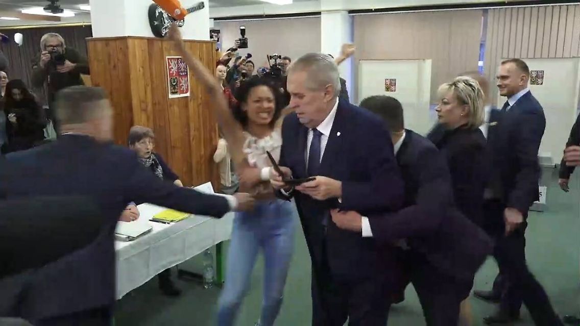Milos Zeman von Femen-Aktivistin attackiert.