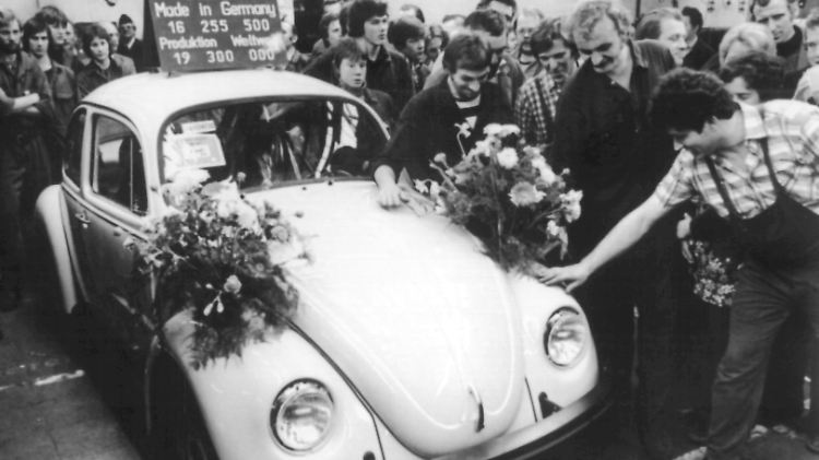 Liebevoll mit Blumen geschmückt rollt der letzte in Europa produzierte Käfer am 19. Januar 1978 im VW-Werk in Emden vom Band.