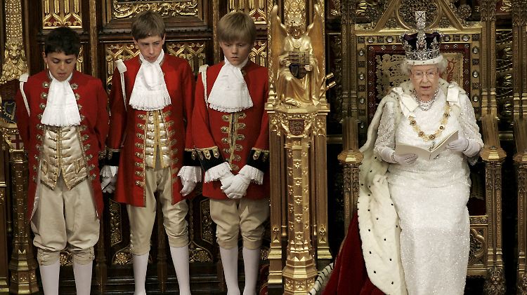 Die Queen während ihrer Rede zur jährlichen Parlamentseröffnung mit der Imperial State Crown auf dem Kopf.