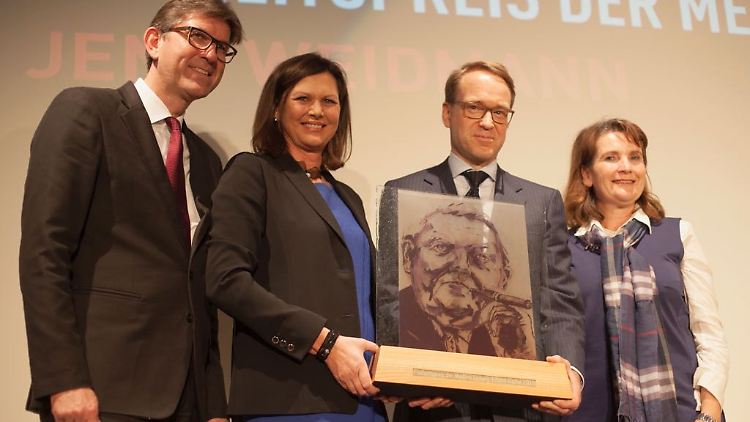 Verleger Wolfram Weimer und Ilse Aigner zeigten sich von Jens Weidmann beeindruckt (2. v. r.), Christiane Goetz-Weimer (r.), Mit-Verlegerin, ebenfalls. 