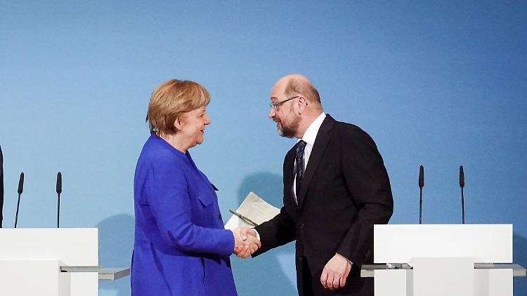 Kanzlerin Merkel und SPD-Chef Schulz sind sich bereits einig - doch entscheidet sich auch die sozialdemokratische Basis für eine neue GroKo?