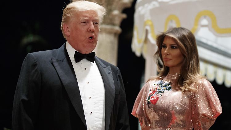 Waren 2006, als den Berichten zufolge Stephanie Clifford ins Spiel kam, bereits ein Jahr verheiratet: Donald und Melania Trump.