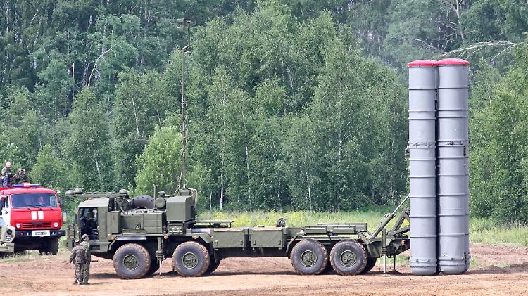 Das S-400-Luftabwehrsystems: So sehen die Raketenstartbehälter in der Abschussposition aus.