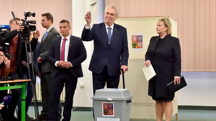 Präsident Milos Zeman mit seiner Frau Ivana bei der Stimmabgabe.