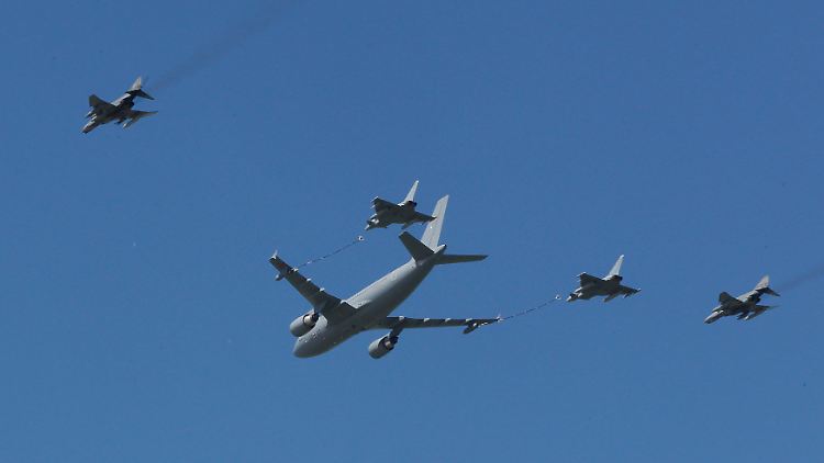 Ein Airbus A 310 MRTT betankt Eurofighter jets.