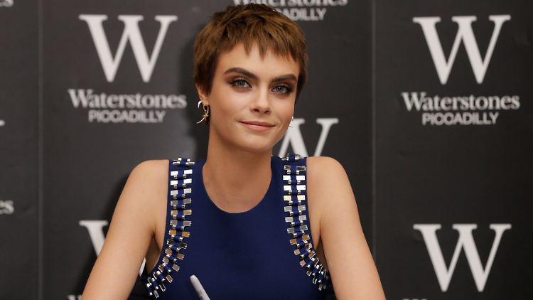 Model, Schauspielerin, Sängerin - und jetzt auch Autorin. "Mirror, Mirror" ist das erste Buch von Cara Delevingne.