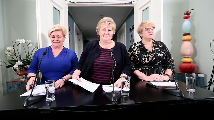 Die norwegische Ministerpräsidentin Erna Solberg (M.), Finanzministerin und Vorsitzende der rechtspopulistischen Fortschrittspartei (FrP), Siv Jensen (l.), und die Vorsitzende der liberalen Venstre, Trine Skei Grande.