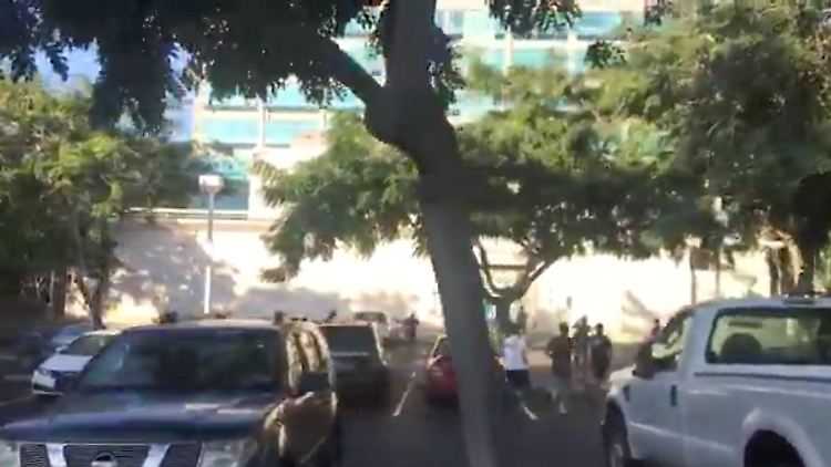 Auf dem Campus der Universität von Hawaii versuchen Studenten, sich in Sicherheit zu bringen.