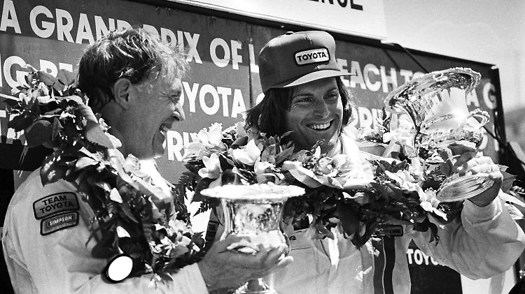 Dan Gurney mit Bruce Jenner (v.l.) im April 1982.