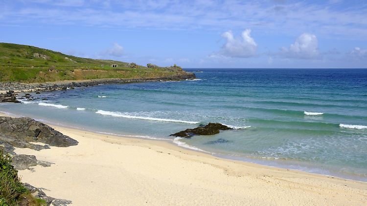 Strand in Cornwall, England - dort wird Urlaub günstiger.