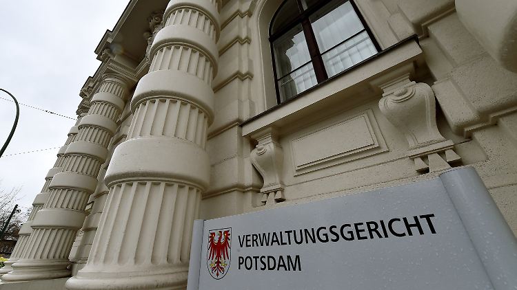 Abgelehnte Asylbewerber können an Verwaltungsgerichten gegen die Entscheidung klagen.