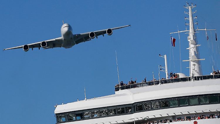 Eine A380, hier im Show-Vorbeiflug über der Brücke des Kreuzfahrtschiffs "Queen Mary II".