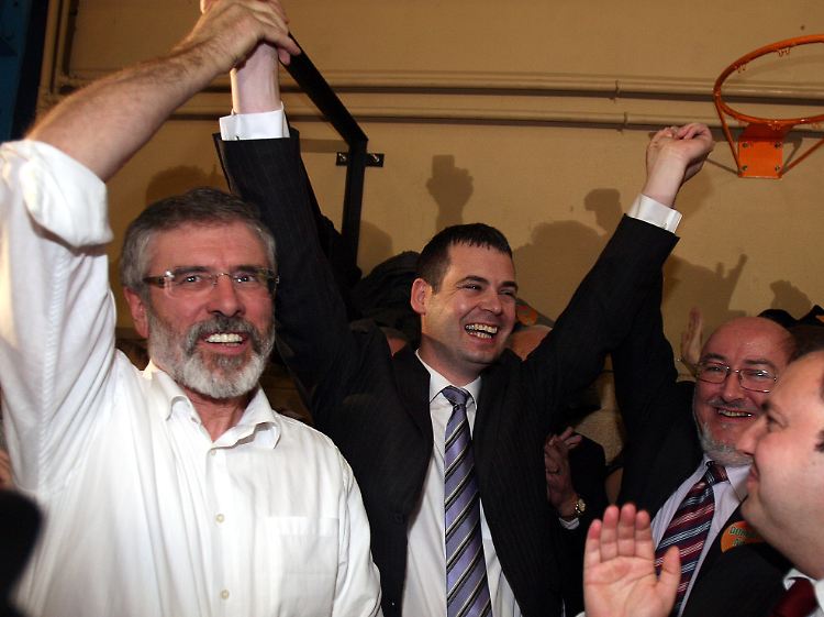 Der langjährige Sinn-Féin-Chef Gerry Adams (l.) kam auch zur Siegesfeier von Pearce Doherty (M.).