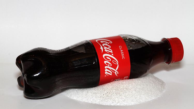 Der Coca-Cola-Report kritisiert , unter anderem, dass Zuckergetränke nur "leere Kalorien" liefern.