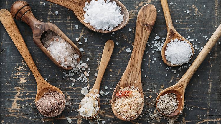Fleur de Sel wird aufwendiger gewonnen als Meersalz und ist deshalb teurer. 