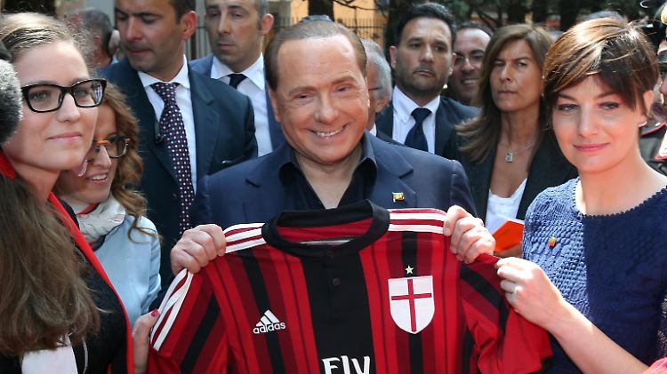 Auch nach seinem angeblichen Aus mischte beim AC Mailand mischte Berlusconi sich immer wieder in die Belange des Vereins ein.