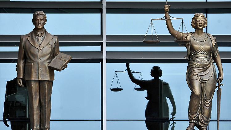 Zwei Statuen vor dem Gebäude des Verfassungsgerichts in Ankara symbolisieren die Unabhängigkeit der Justiz. 