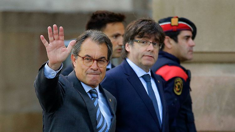 Ihre mittlerweile umbenannte Partei muss Millionen Euro zurückzahlen: Artur Mas (l.) und Carles Puigdemont.
