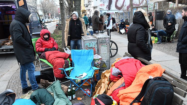Wer cool sein will, muss leiden: Diese hartgesottenen Sneaker-Fans harren bereits seit Tagen in Eiseskälte vor einem Berliner Laden aus, um den begehrten BVG-Turnschuh zu ergattern.