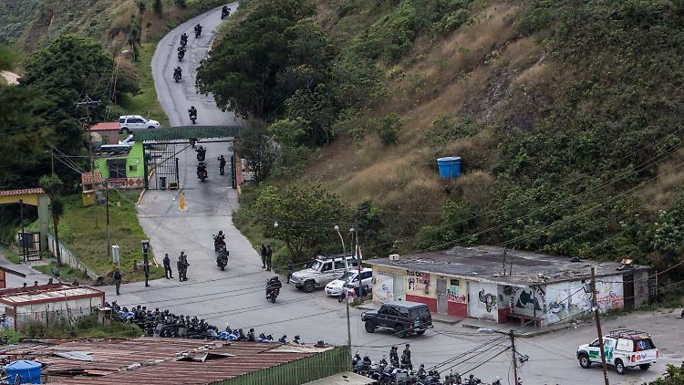 Auf Motorrädern rücken das Militär und Polizei zum Spezialeinsatz gegen Oscar Pérez an.