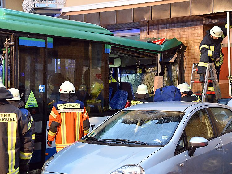 Frontal in die Fassade: An der Unfallstelle waren zeitweise bis zu 150 Rettungskräfte im Einsatz.