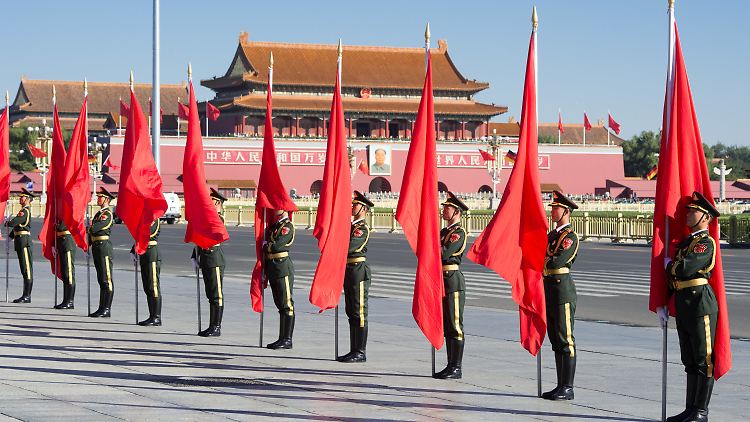Soldaten auf dem Platz des Himmlischen Friedens in Peking. Im Hintergrund ist der Eingang zur Verbotenen Stadt mit einem Mao-Bildnis zu sehen.