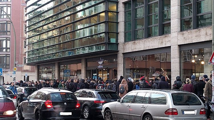 Kurz vor dem Verkaufsbeginn zieht sich die Schlange der Wartenden beinahe um den gesamten Häuserblock und blockiert allmählich die Straße.