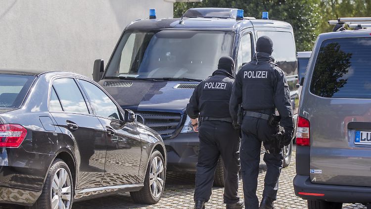 Polizisten einer Spezialeinheit im August 2017 bei einer Razzia in Mecklenburg-Vorpommern.